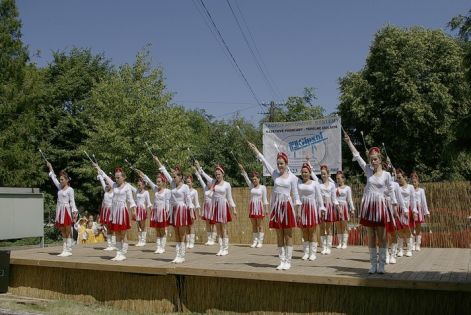 a_perbetei_mazsorettek_fallepese_a_falunapokon_-_2007.jpg