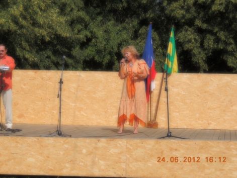 goda_marika_-_bajcsi_szarmazasu_enekes_muveszno_fellepese_-_2012.jpg