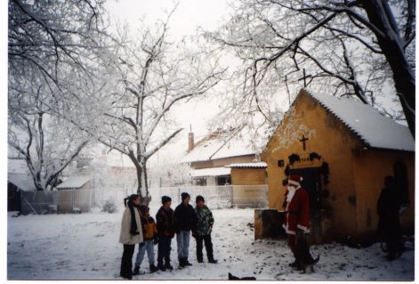 mikulas_az_elletei_kapolnanal.jpg