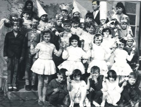 szinjatszo_csoport_a_magyar_tannyelvu_alapiskolaban_-_1972.jpg